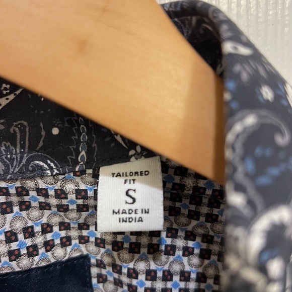 NWOT Robert Graham button down full sleeve dress shirt - Picture 4 of 8